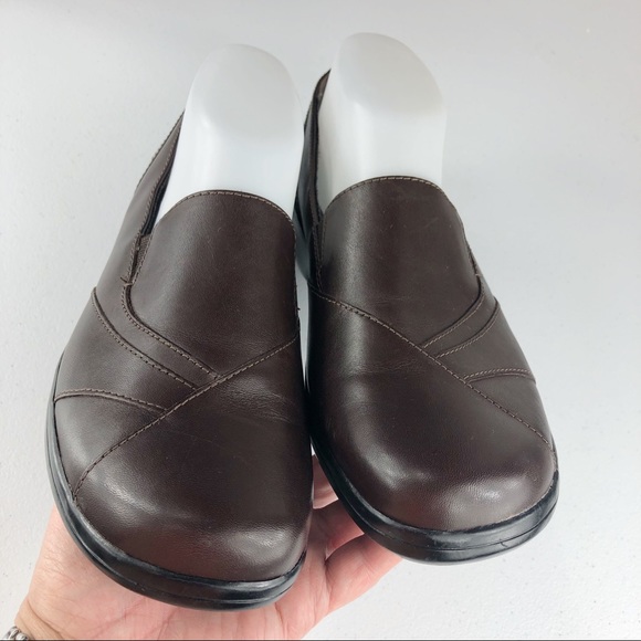 Clarks Leather Brown Slip on Size 9M New - Picture 3 of 8